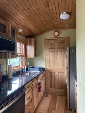 Refrigerador, microondas, horno y parrilla de estufa 