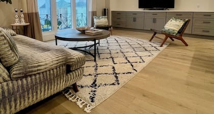 Modern 5 Bedroom/4 Bathroom- Superb location!