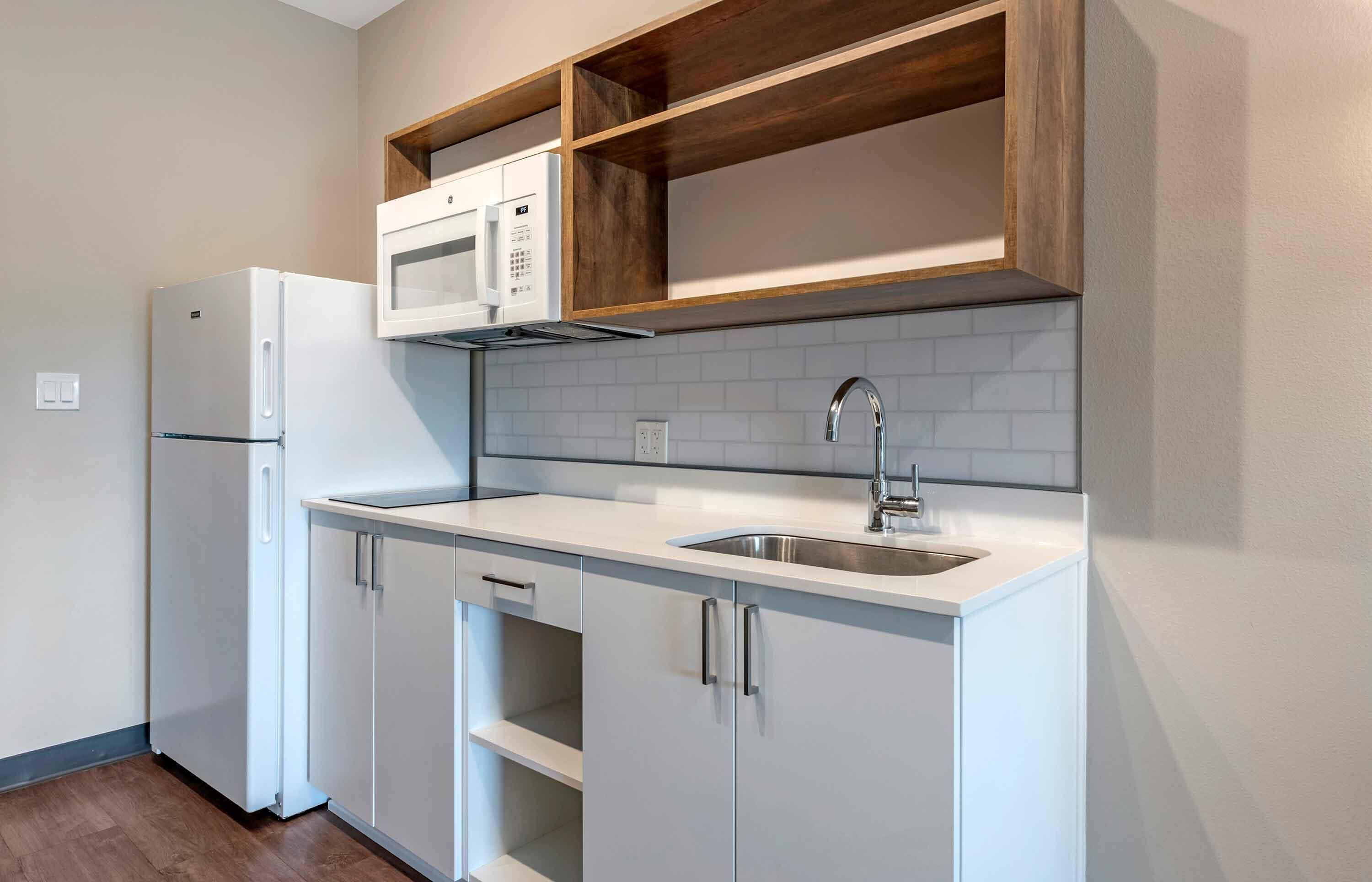 Refrigerador con freezer, microondas, placa de cocina