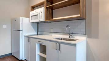 Refrigerador con freezer, microondas, placa de cocina