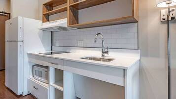 Literie de qualité, bureau, espace de travail pour ordinateurs portables