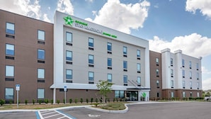 Een modern hotel met een bordje voor 'Extended Stay America Premier Suites'.