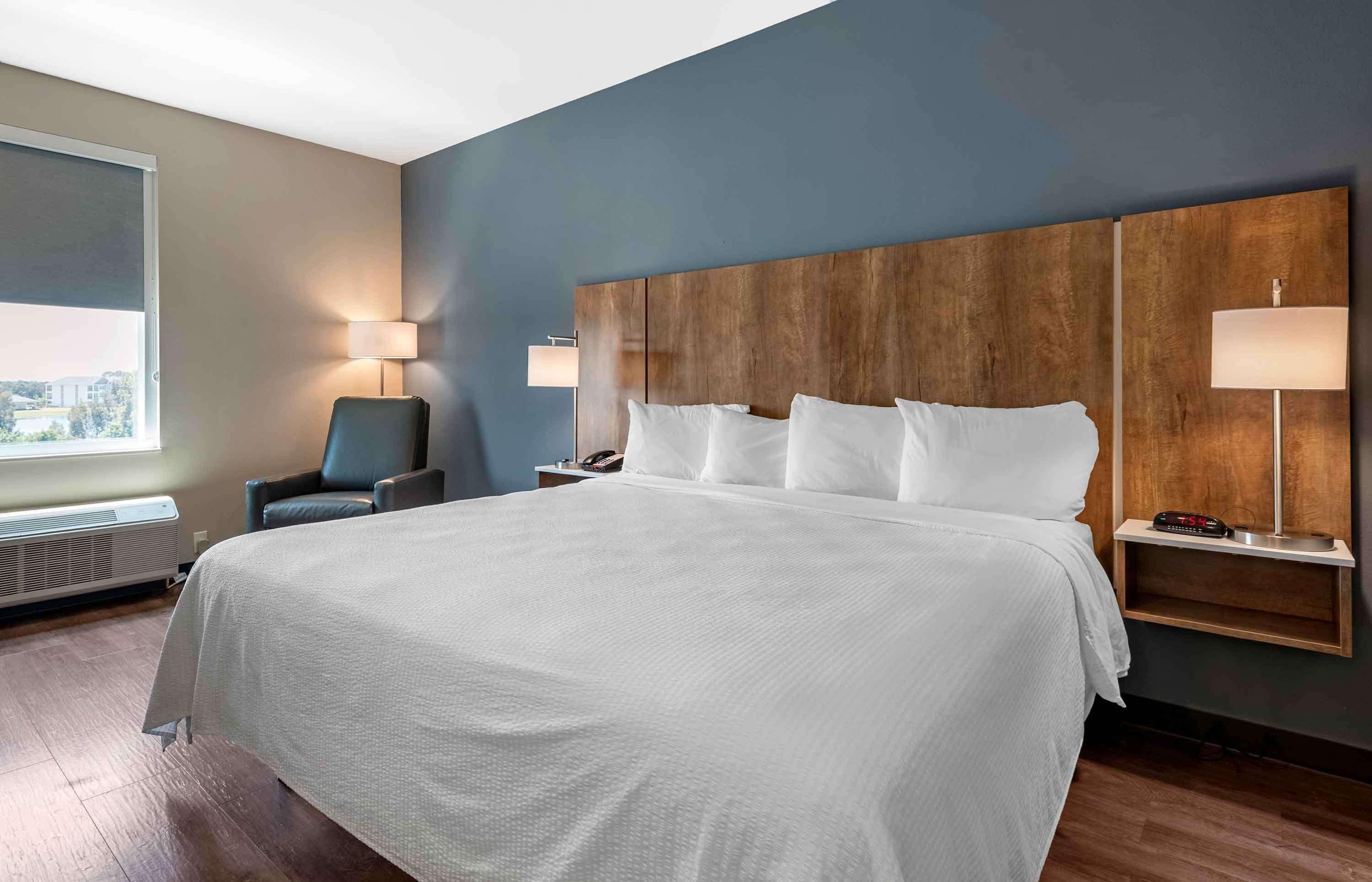 Standard Studio, 1 King Bed, Non Smoking | Premium bedding, desk, laptop workspace, iron/ironing board