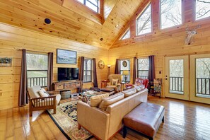 TV, fireplace - Spacious & Secluded Cabin: 25 Mi to Bentonville! (Sulphur Springs)