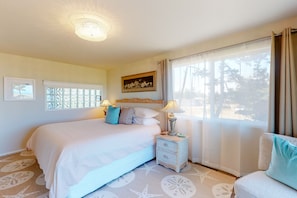 3 bedrooms, WiFi, bed sheets - Dog-Friendly Retreat w/ Bay Views, a Spacious Deck, & Secluded Feel (Westport)