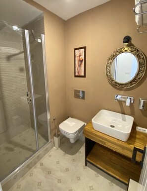 Deluxe-Doppelzimmer | Badezimmer | Badewanne, Handtücher