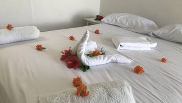 Muebles diferentes, cortinas blackout y ropa de cama