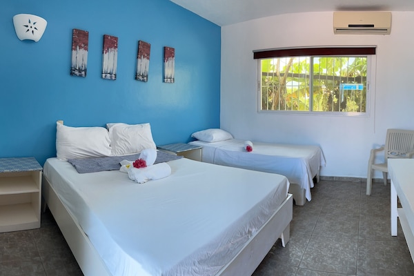 Quarto casal básico, várias camas | Individualmente mobiliados, cortinas blackout, roupa de cama