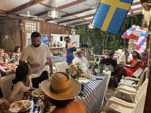 32-inch flat-screen TV with cable channels, TV - Bayahibe Hotel El Pulpo (San Rafael del Yuma)