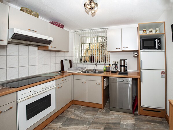 House | Private kitchen | Fridge, microwave, stovetop, dishwasher