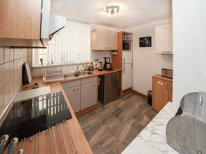 House | Private kitchen | Fridge, microwave, stovetop, dishwasher - The Old Farmhouse (Burgpreppach)