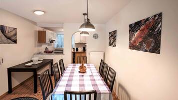 House | In-room dining
