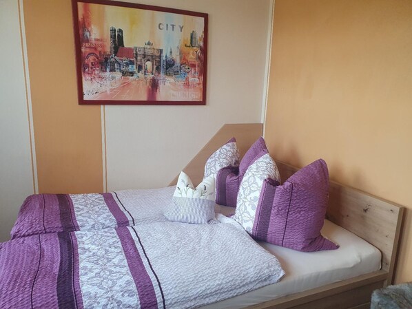 واي فاي مجانًا وملاءات أسرّة