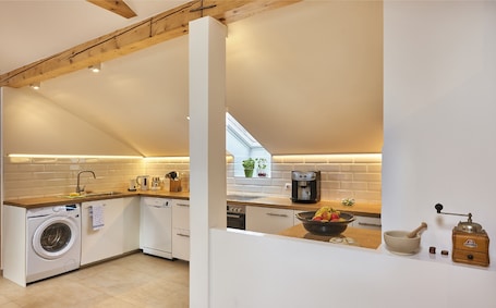 Refrigerador con freezer, microondas, horno, placa de cocina