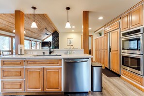 Kjøleskap, mikrobølgeovn, ovn og kokeplater