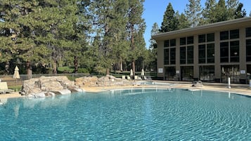 Een binnenzwembad en een buitenzwembad