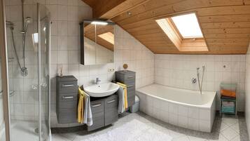 Apartment, 3 Bedrooms (Bergstation) | Bathroom | Hair dryer, towels