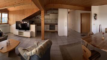 Apartemen, 3 kamar tidur (Bergstation) | Ruang keluarga | Televisi layar datar 20-inci dengan saluran TV satelit dan TV