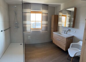 Apartment, 3 Bedrooms, Balcony (Mittelstation) | Bathroom | Hair dryer, towels - Ferienwohnungen Martina (Windorf)