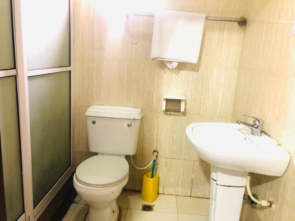 standard room | bathroom | shower, rainfall showerhead, free toiletries, towels
