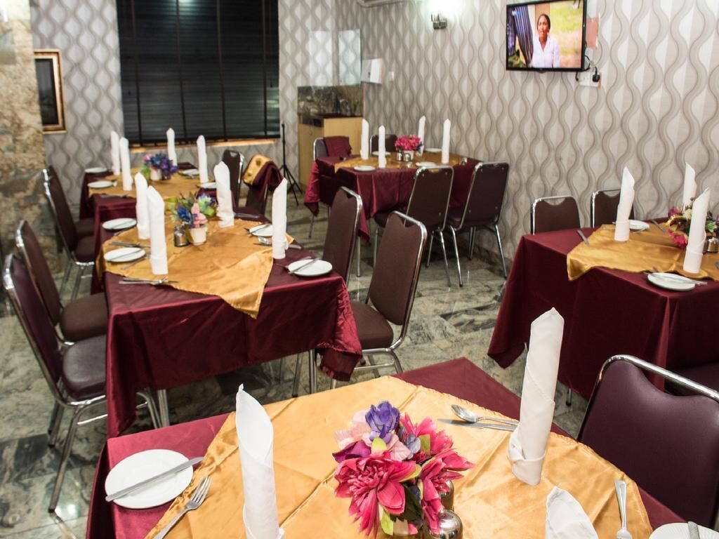 breakfast, lunch, dinner served; local and international cuisine