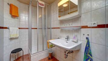 Apartemen | Kamar mandi | Shower, pengering rambut, handuk, dan sabun