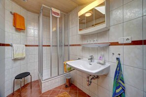Appartement | Salle de bain | Douche, sĂšche-cheveux, serviettes fournies, savon