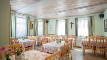 Colazione a buffet, servita tutte le mattine (10.00 EUR a persona)