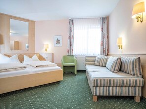 Family Room | In-room safe, desk, free cots/infant beds, free WiFi - Gästehaus Mönchshof (Sommerhausen)