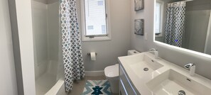 Tina con regadera, secadora de cabello, bidet, toallas 