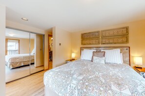 4 bedrooms, iron/ironing board, Internet, bed sheets