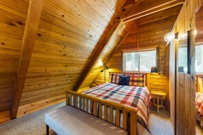 2 bedrooms, internet, bed sheets - Rustic, dog-friendly retreat with hot tub, woodstove & furnished deck (Leavenworth)