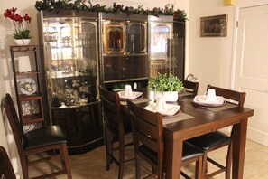 In-room dining - Cozy, Classy Duplex near NYC (Brooklyn)