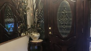 أغطية فراش متميزة وستائر تعتيم وتجهيزات عازلة للصوت ومكواة/لوح كي