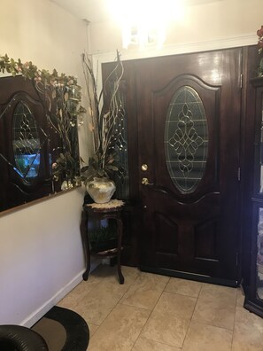 Premium bedding, individually decorated, individually furnished - Cozy, Classy Duplex near NYC (Brooklyn)