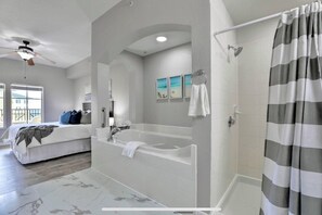 2 habitaciones, escritorio y tabla de planchar con plancha