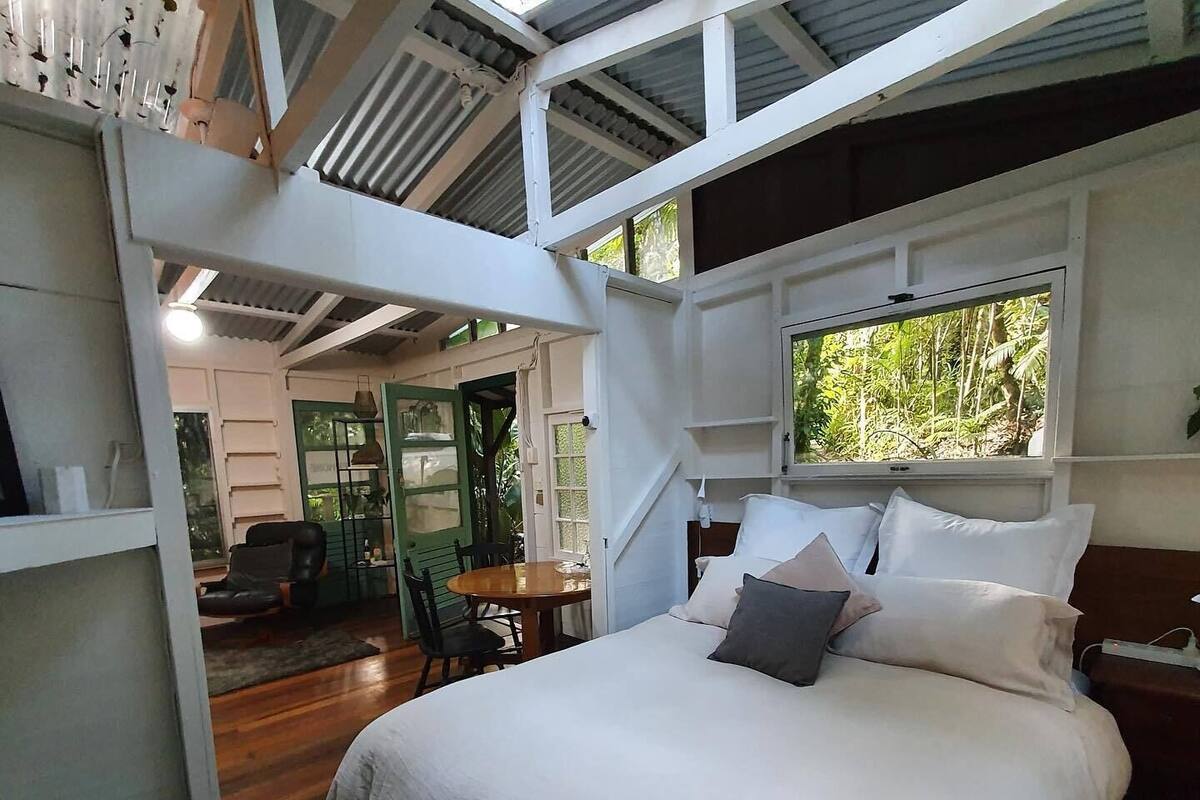 Catbird Cottage | WiFi (free), individually decorated, individually furnished, bed sheets