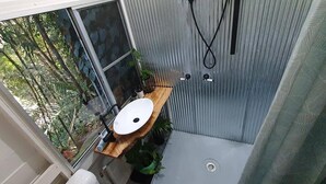 Catbird Cottage | Bathroom | Shower, free toiletries, towels, soap - Cassowary House (Kuranda)