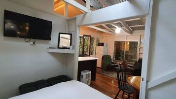 Kamar Double | Didekorasi berbeda-beda dan dilengkapi dengan perabotan berbeda-beda