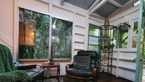 Lobby sitting area - Cassowary House (Kuranda)