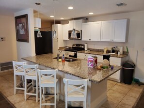 Shared fridge, microwave - Sky12 (Melbourne)