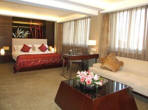 Suite | Skrivebord, blendingsgardiner, wi-fi (inkludert) og sengetøy