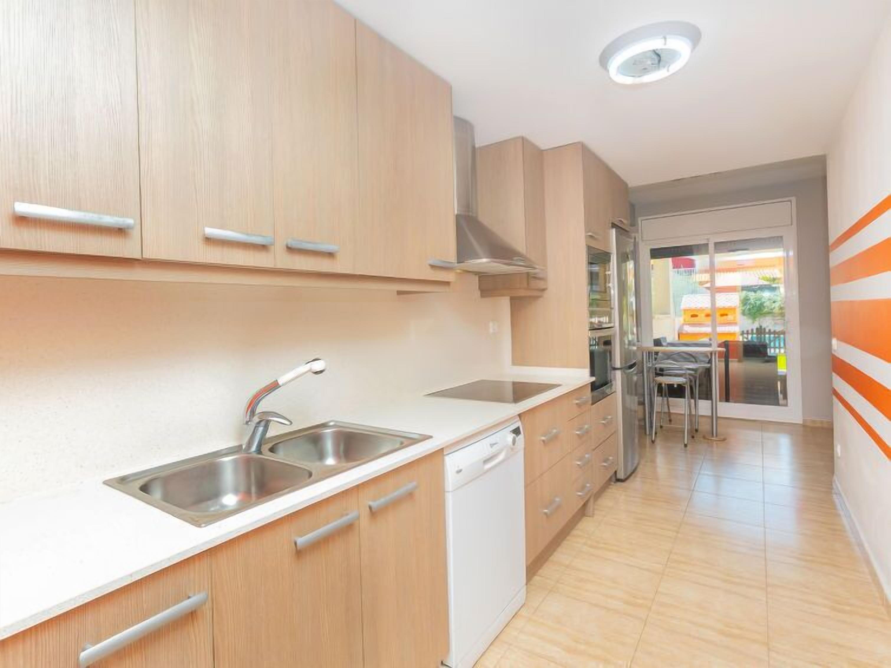 Een koelkast, een magnetron, een oven, een vaatwasser