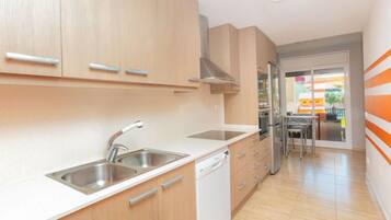 Een koelkast, een magnetron, een oven, een vaatwasser