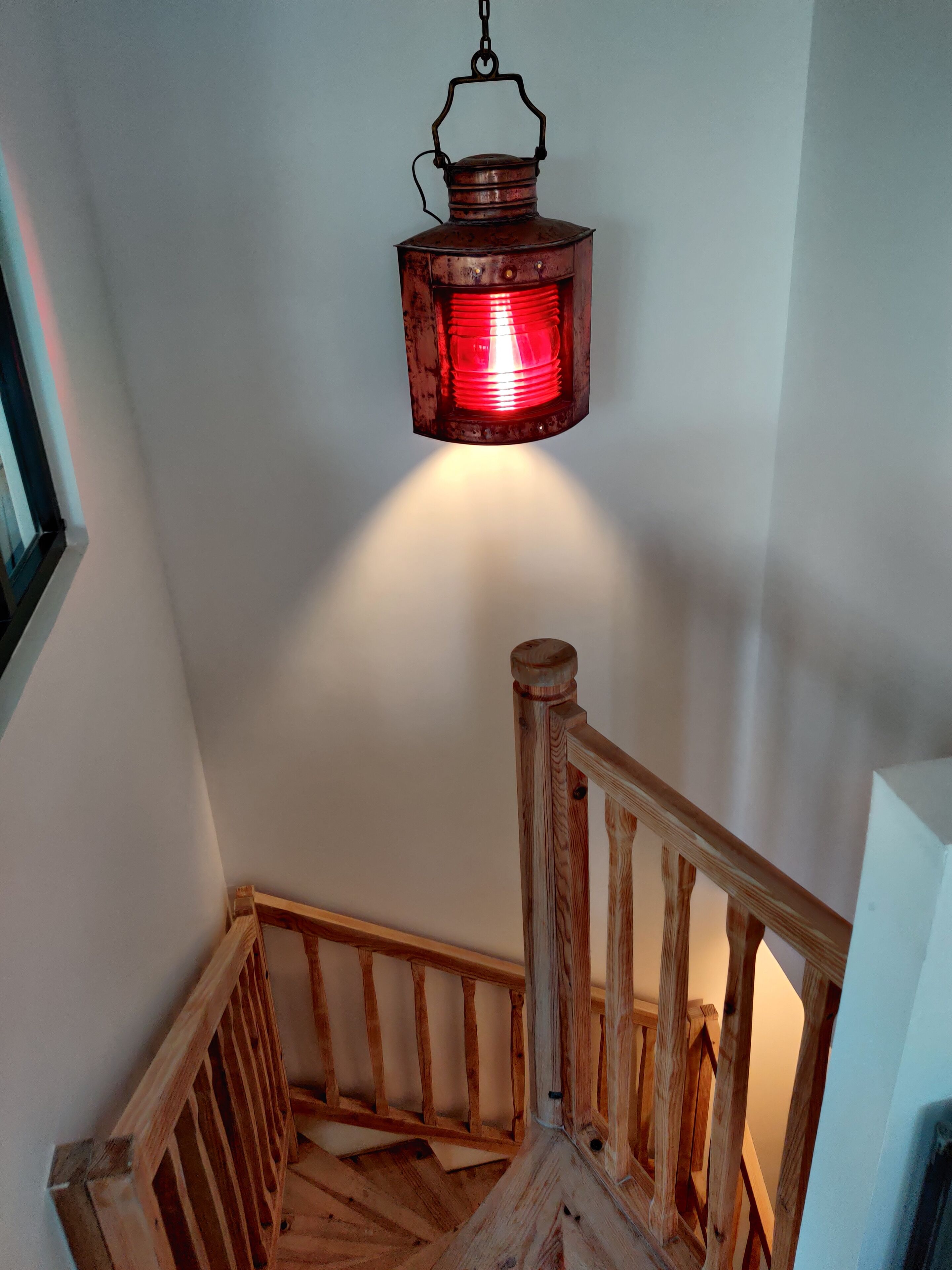 Vue de l escalier menant au RDJ avec 2 chambres 2 SDB et 2 WC Chacune 