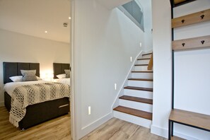 2 bedrooms, desk, iron/ironing board, internet