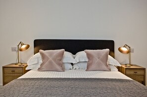 2 bedrooms, desk, iron/ironing board, internet