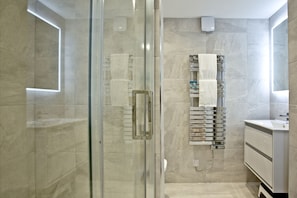 Shower, hair dryer - The Hayloft -  a cottage that sleeps 4 guests  in 2 bedrooms (Watergate Bay)