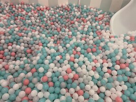 Una piscina de bolas llena de bolas multicolores.