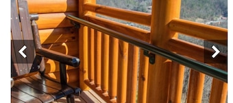 Christmas in the beautiful Smokey Mountains. 2 bed / 2 bath. Waterpark included.